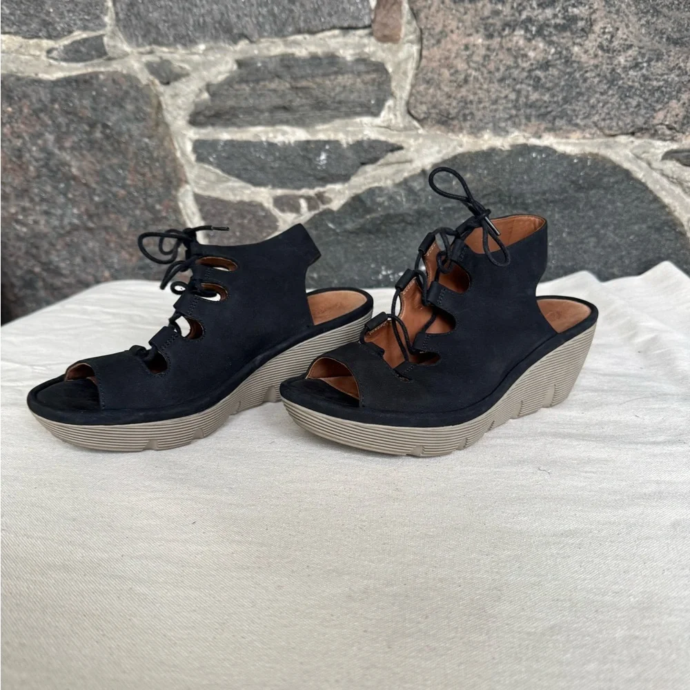 Clark’s Artisan Black Wedge Sandals - Picture 2 of 4